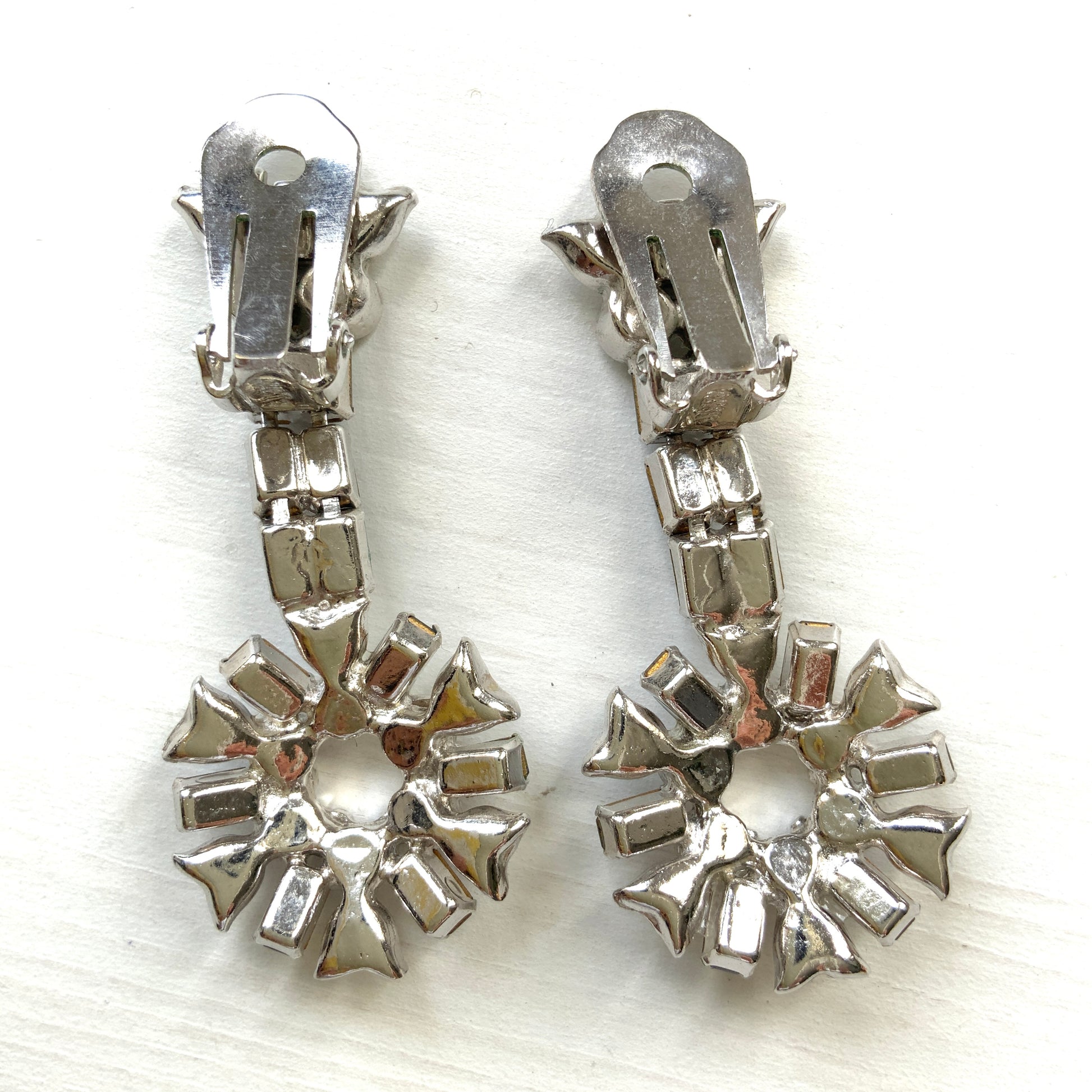 Vintage earrings featuring deep blue and clear rhinestones. 深いブルーのラインストーンとクリアラインストーンを組み合わせたヴィンテージイヤリング。