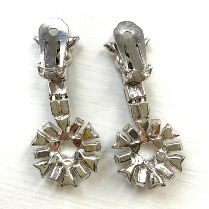 Vintage earrings featuring deep blue and clear rhinestones. 深いブルーのラインストーンとクリアラインストーンを組み合わせたヴィンテージイヤリング。