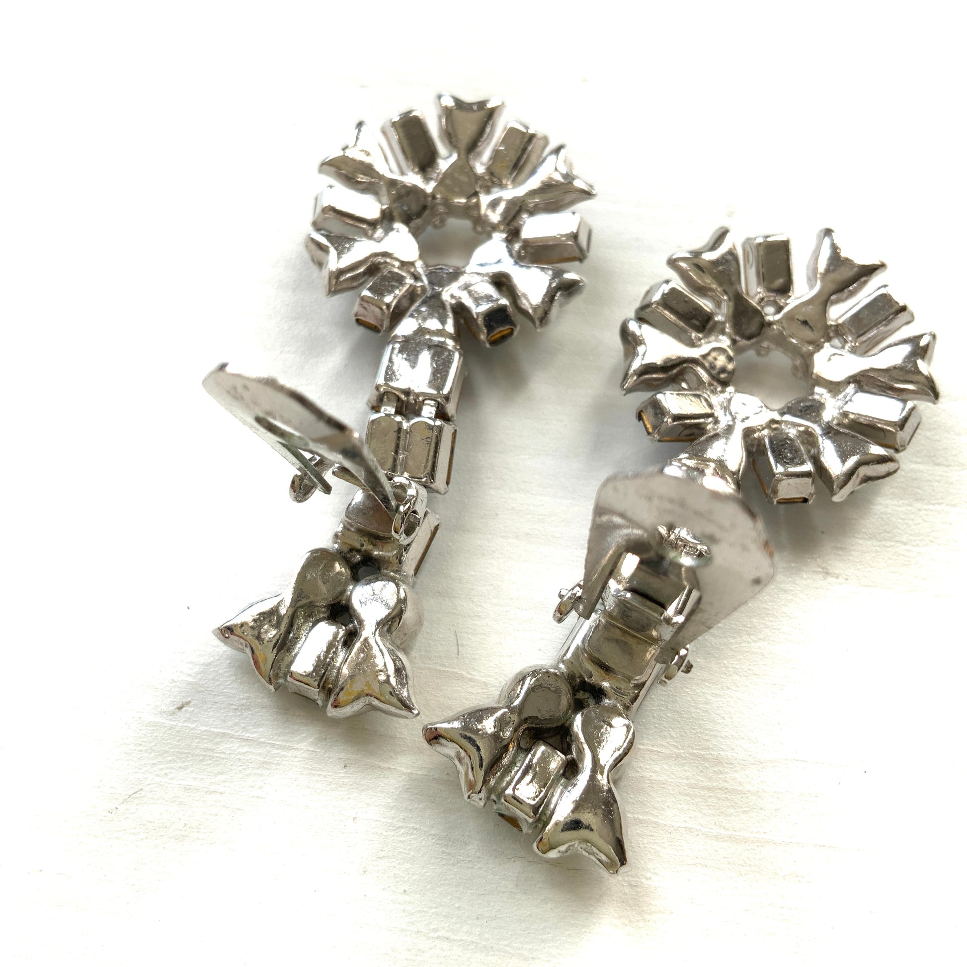 Vintage earrings featuring deep blue and clear rhinestones. 深いブルーのラインストーンとクリアラインストーンを組み合わせたヴィンテージイヤリング。
