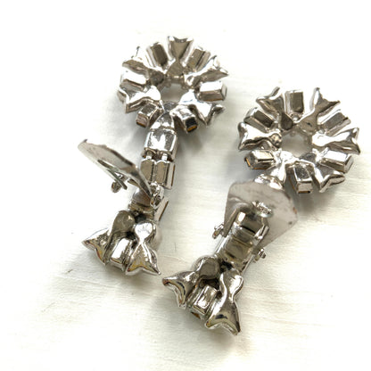 Vintage earrings featuring deep blue and clear rhinestones. 深いブルーのラインストーンとクリアラインストーンを組み合わせたヴィンテージイヤリング。