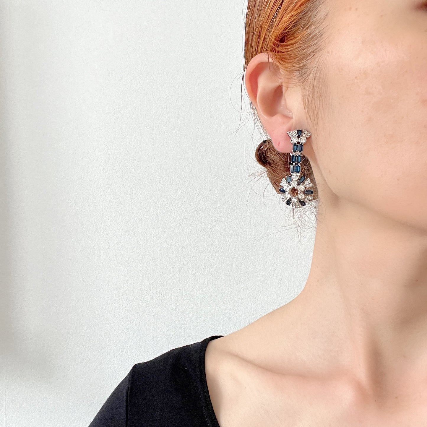 Vintage earrings featuring deep blue and clear rhinestones. 深いブルーのラインストーンとクリアラインストーンを組み合わせたヴィンテージイヤリング。