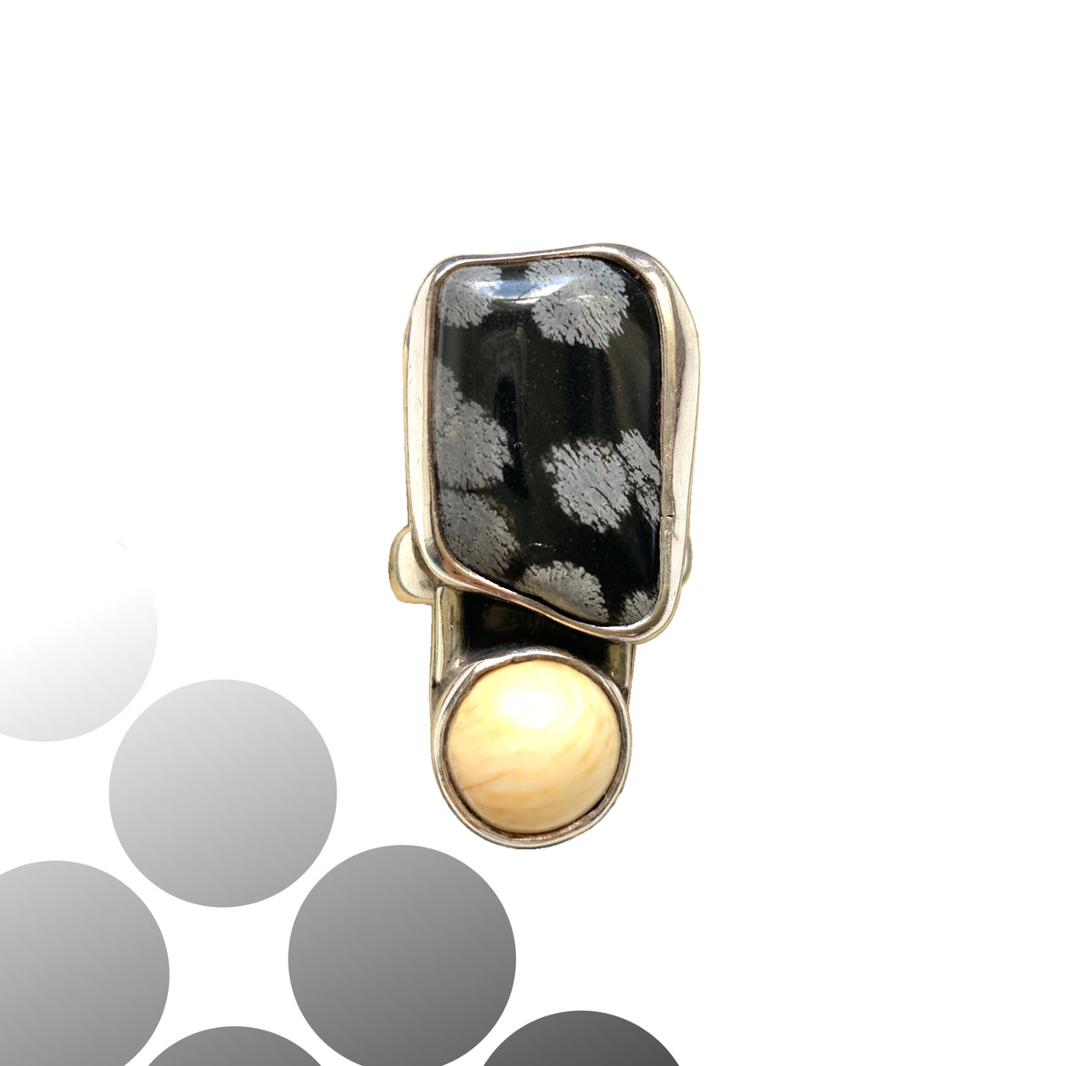 A vintage silver ring set with snowflake obsidian, with a distinctly Modernist feel. Tスノーフレークオブシディアンを使った、モダニストの雰囲気を感じさせるヴィンテージシルバーリング。 