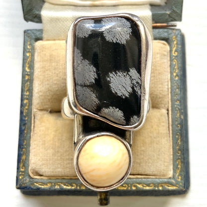 A vintage silver ring set with snowflake obsidian, with a distinctly Modernist feel. Tスノーフレークオブシディアンを使った、モダニストの雰囲気を感じさせるヴィンテージシルバーリング。 