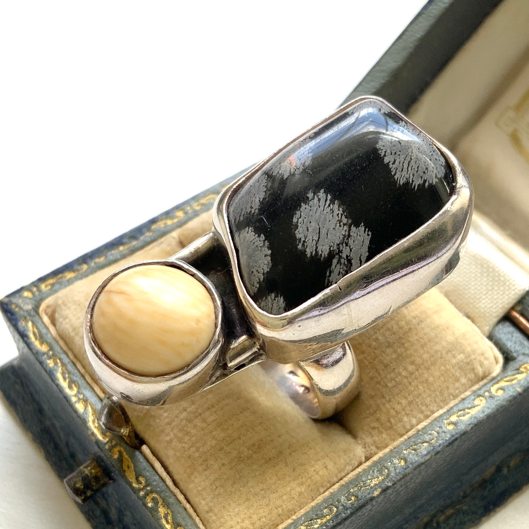 A vintage silver ring set with snowflake obsidian, with a distinctly Modernist feel. Tスノーフレークオブシディアンを使った、モダニストの雰囲気を感じさせるヴィンテージシルバーリング。 