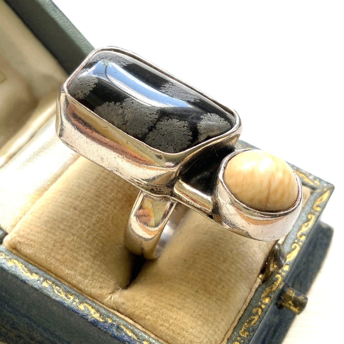 A vintage silver ring set with snowflake obsidian, with a distinctly Modernist feel. Tスノーフレークオブシディアンを使った、モダニストの雰囲気を感じさせるヴィンテージシルバーリング。 