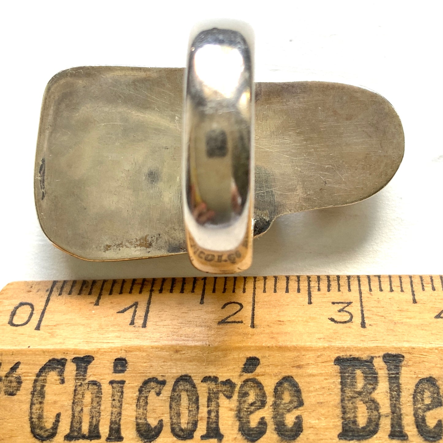 A vintage silver ring set with snowflake obsidian, with a distinctly Modernist feel. Tスノーフレークオブシディアンを使った、モダニストの雰囲気を感じさせるヴィンテージシルバーリング。 