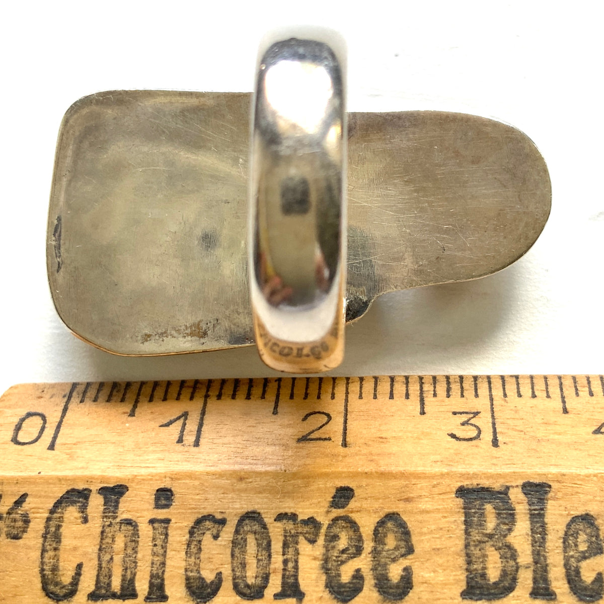 A vintage silver ring set with snowflake obsidian, with a distinctly Modernist feel. Tスノーフレークオブシディアンを使った、モダニストの雰囲気を感じさせるヴィンテージシルバーリング。 