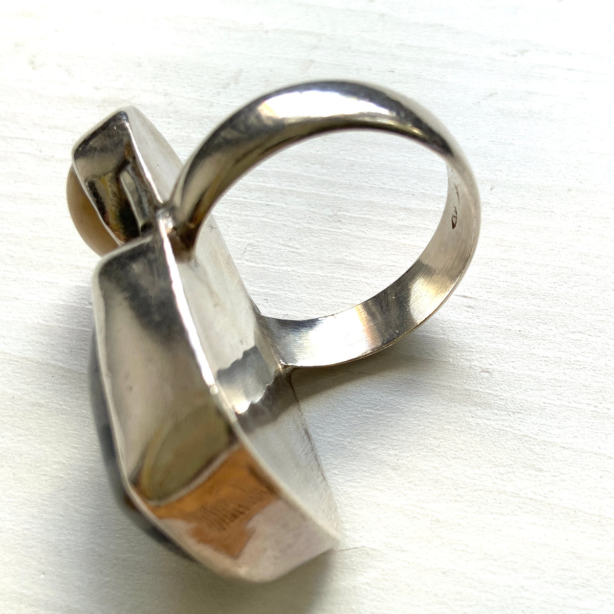 A vintage silver ring set with snowflake obsidian, with a distinctly Modernist feel. Tスノーフレークオブシディアンを使った、モダニストの雰囲気を感じさせるヴィンテージシルバーリング。 