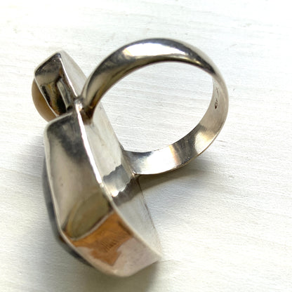 A vintage silver ring set with snowflake obsidian, with a distinctly Modernist feel. Tスノーフレークオブシディアンを使った、モダニストの雰囲気を感じさせるヴィンテージシルバーリング。 