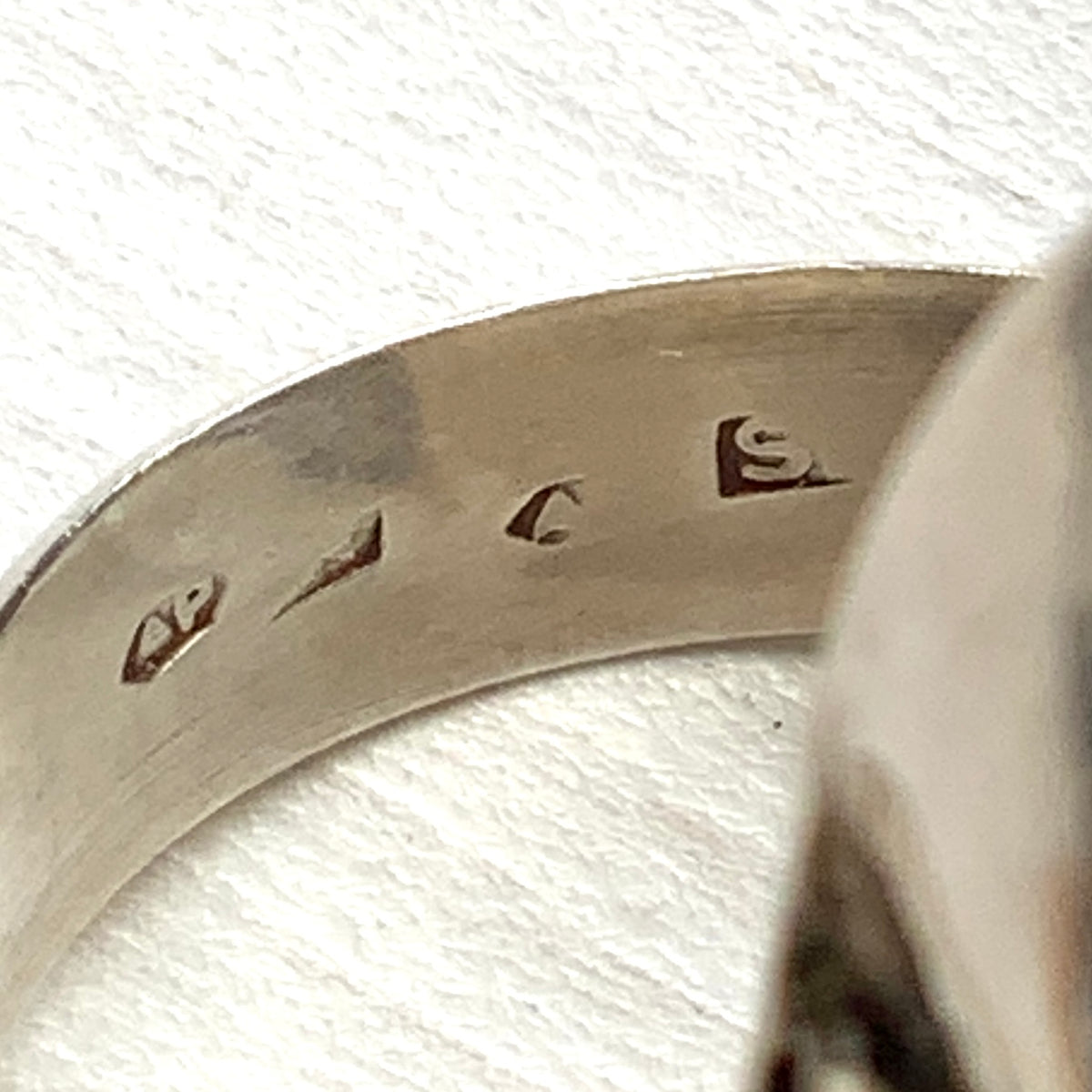 A vintage silver ring set with snowflake obsidian, with a distinctly Modernist feel. Tスノーフレークオブシディアンを使った、モダニストの雰囲気を感じさせるヴィンテージシルバーリング。 