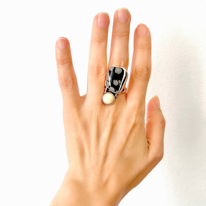A vintage silver ring set with snowflake obsidian, with a distinctly Modernist feel. Tスノーフレークオブシディアンを使った、モダニストの雰囲気を感じさせるヴィンテージシルバーリング。 