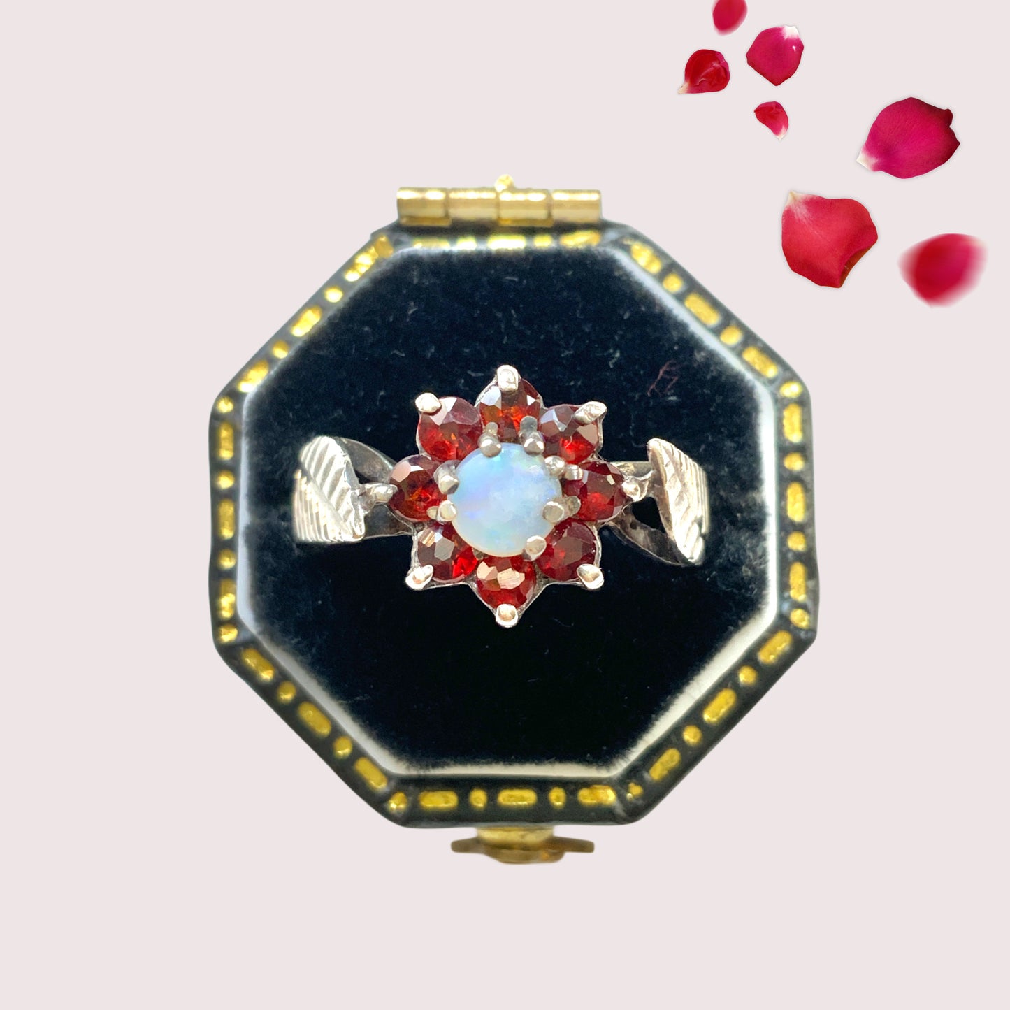A 1979 vintage sterling silver ring adorned with a garnet and opal flower. ガーネットとオパールのお花がついた1979年のヴィンテージシルバーリング。