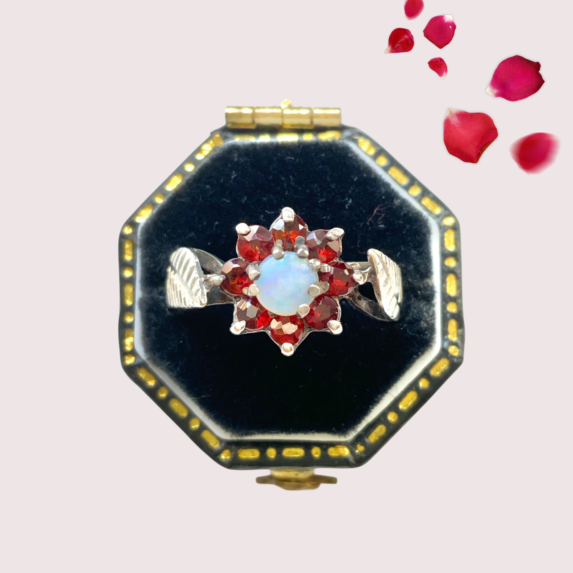 A 1979 vintage sterling silver ring adorned with a garnet and opal flower. ガーネットとオパールのお花がついた1979年のヴィンテージシルバーリング。