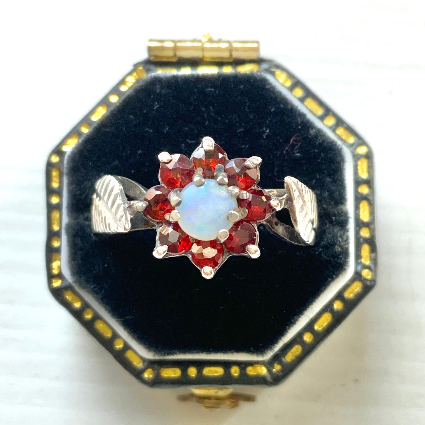A 1979 vintage sterling silver ring adorned with a garnet and opal flower. ガーネットとオパールのお花がついた1979年のヴィンテージシルバーリング。