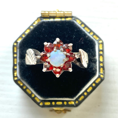 A 1979 vintage sterling silver ring adorned with a garnet and opal flower. ガーネットとオパールのお花がついた1979年のヴィンテージシルバーリング。