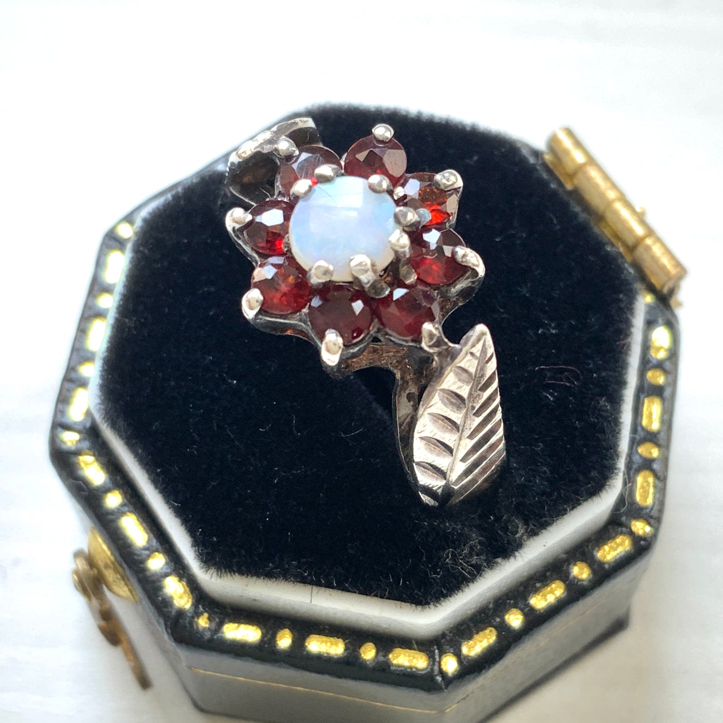A 1979 vintage sterling silver ring adorned with a garnet and opal flower. ガーネットとオパールのお花がついた1979年のヴィンテージシルバーリング。