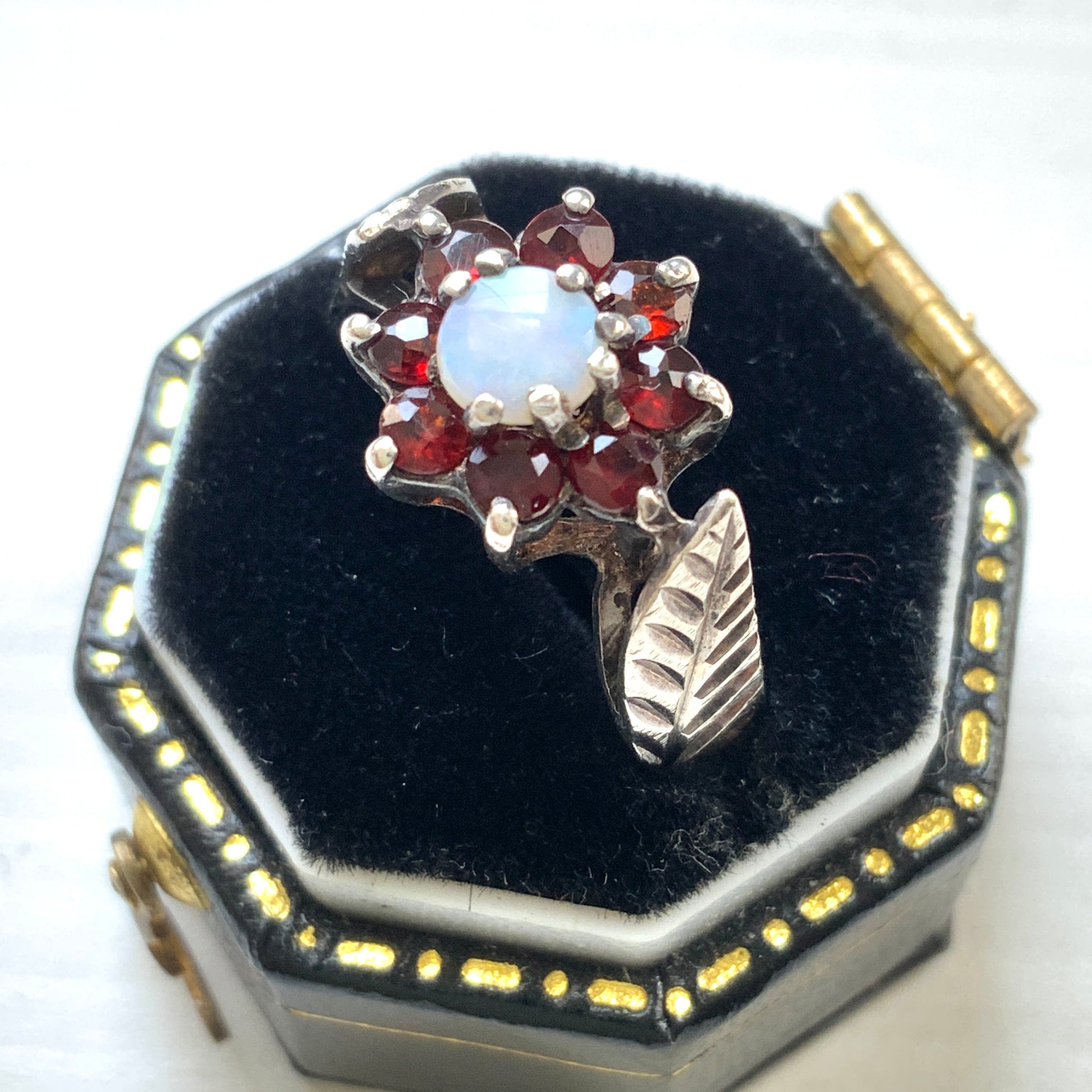 A 1979 vintage sterling silver ring adorned with a garnet and opal flower. ガーネットとオパールのお花がついた1979年のヴィンテージシルバーリング。