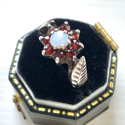 A 1979 vintage sterling silver ring adorned with a garnet and opal flower. ガーネットとオパールのお花がついた1979年のヴィンテージシルバーリング。