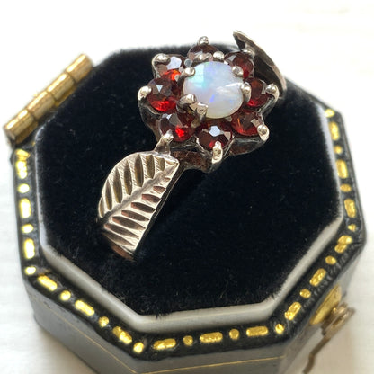 A 1979 vintage sterling silver ring adorned with a garnet and opal flower. ガーネットとオパールのお花がついた1979年のヴィンテージシルバーリング。