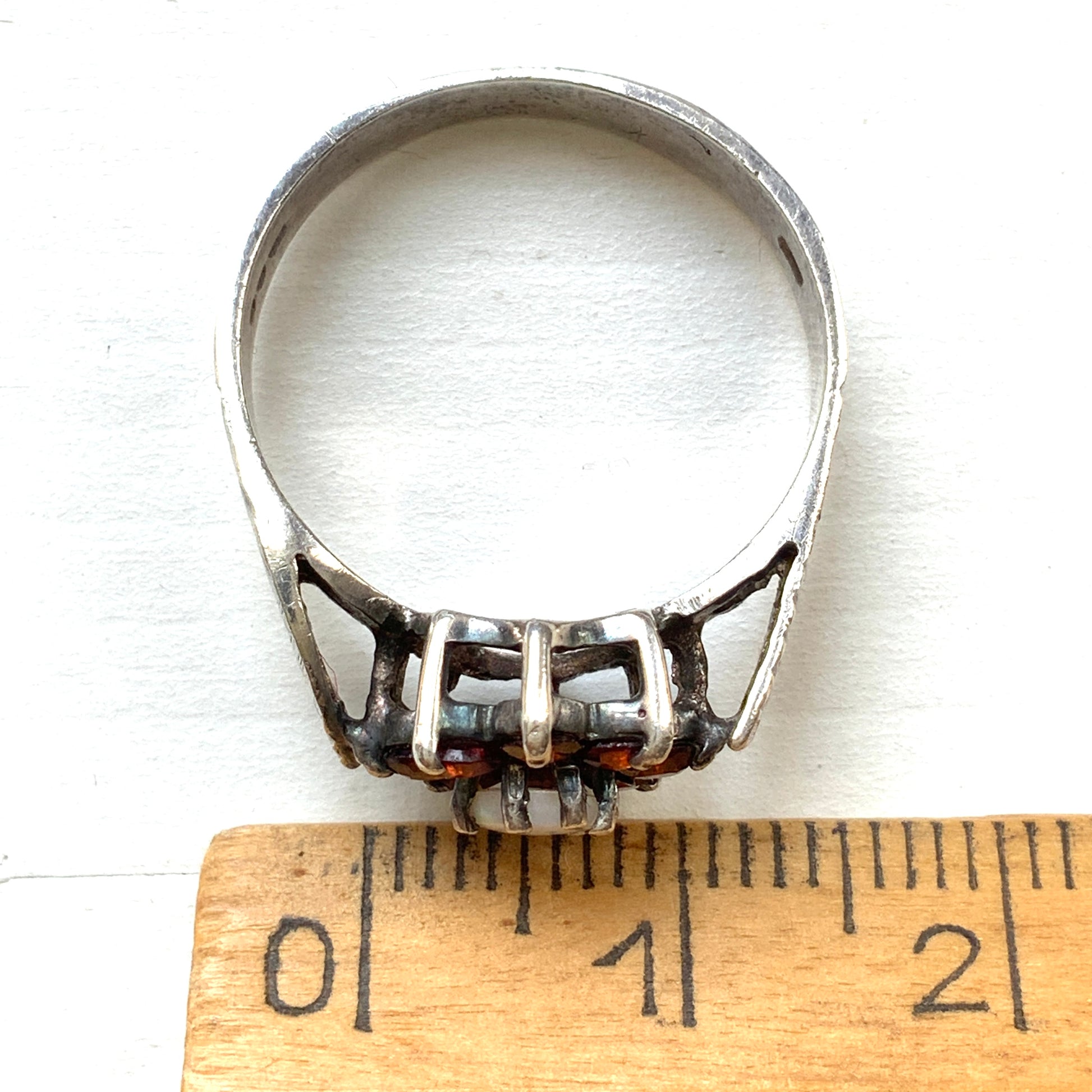 A 1979 vintage sterling silver ring adorned with a garnet and opal flower. ガーネットとオパールのお花がついた1979年のヴィンテージシルバーリング。