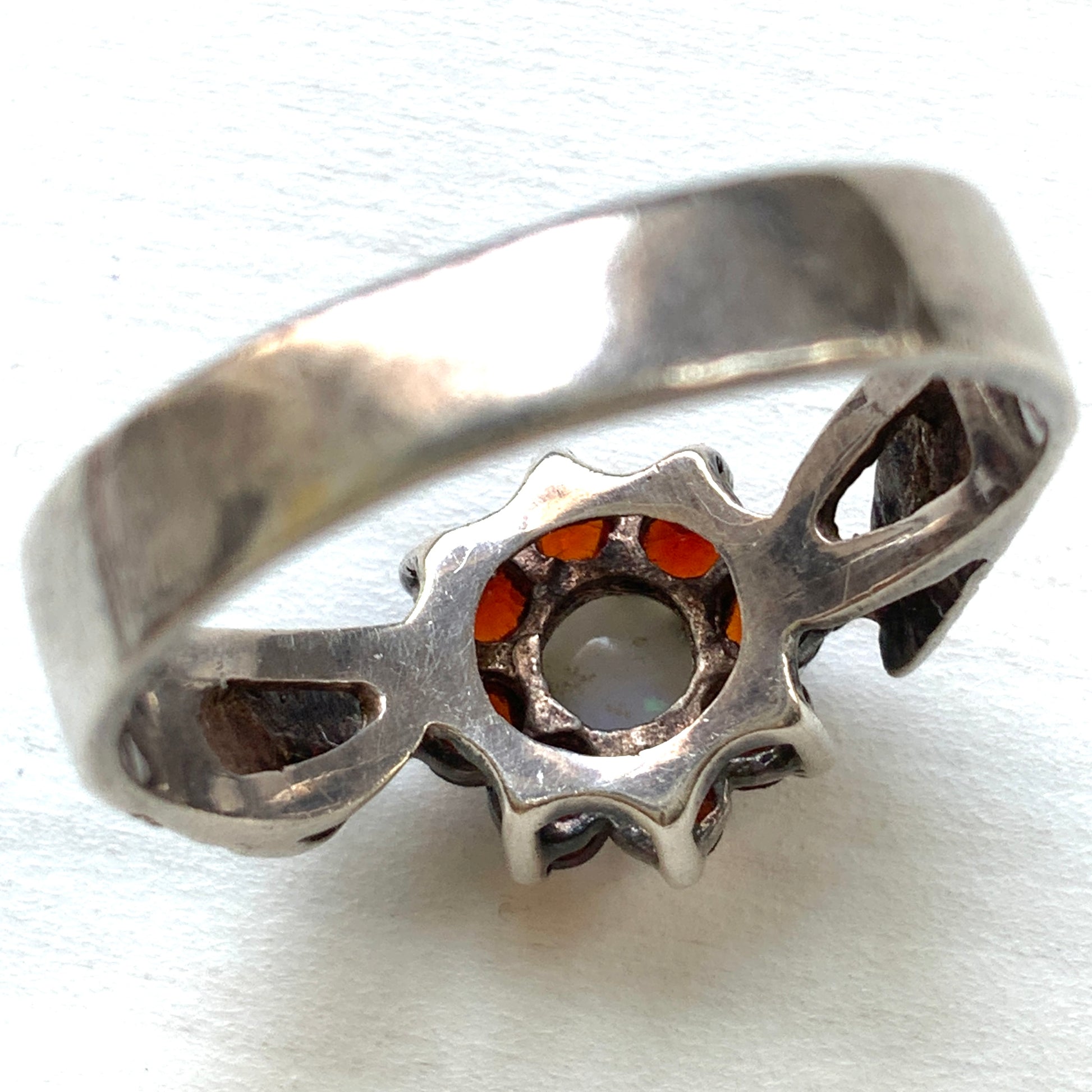 A 1979 vintage sterling silver ring adorned with a garnet and opal flower. ガーネットとオパールのお花がついた1979年のヴィンテージシルバーリング。