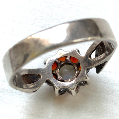 A 1979 vintage sterling silver ring adorned with a garnet and opal flower. ガーネットとオパールのお花がついた1979年のヴィンテージシルバーリング。