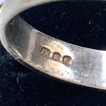 A 1979 vintage sterling silver ring adorned with a garnet and opal flower. ガーネットとオパールのお花がついた1979年のヴィンテージシルバーリング。