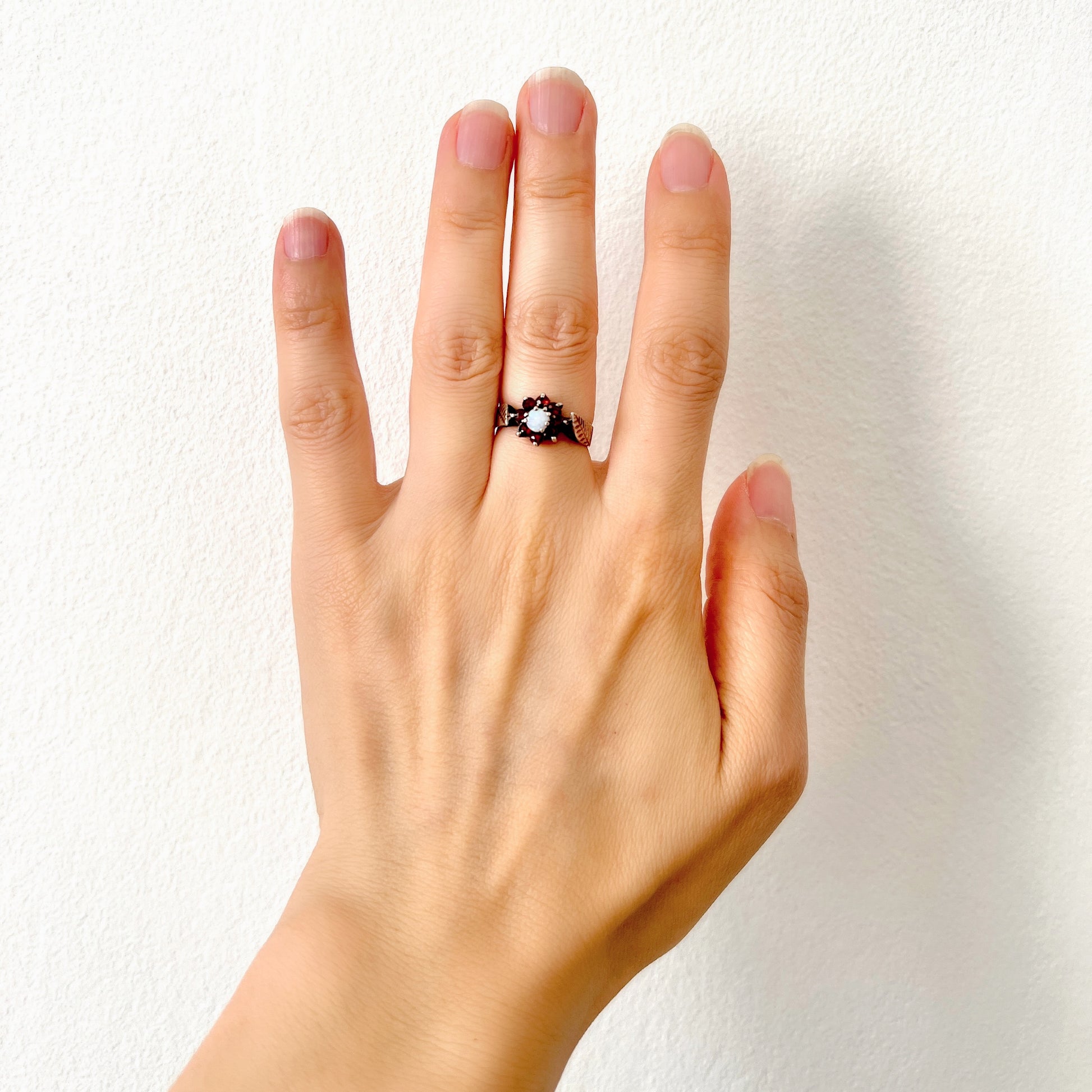 A 1979 vintage sterling silver ring adorned with a garnet and opal flower. ガーネットとオパールのお花がついた1979年のヴィンテージシルバーリング。