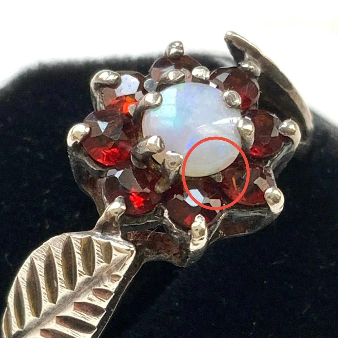 A 1979 vintage sterling silver ring adorned with a garnet and opal flower. ガーネットとオパールのお花がついた1979年のヴィンテージシルバーリング。