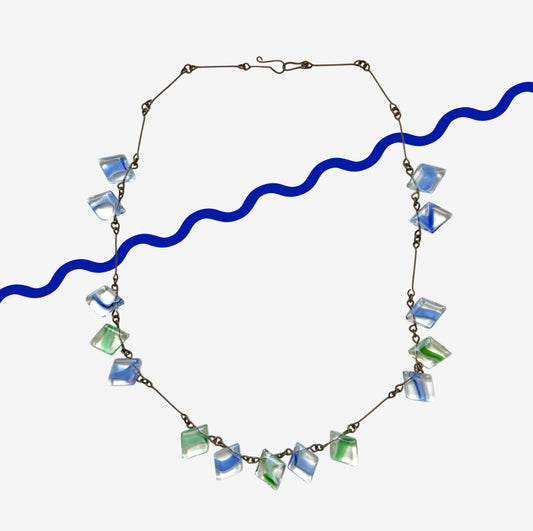A vintage necklace featuring art glass with blue and green accents. ブルーとグリーンのカラーが入ったアートグラスのヴィンテージネックレス。