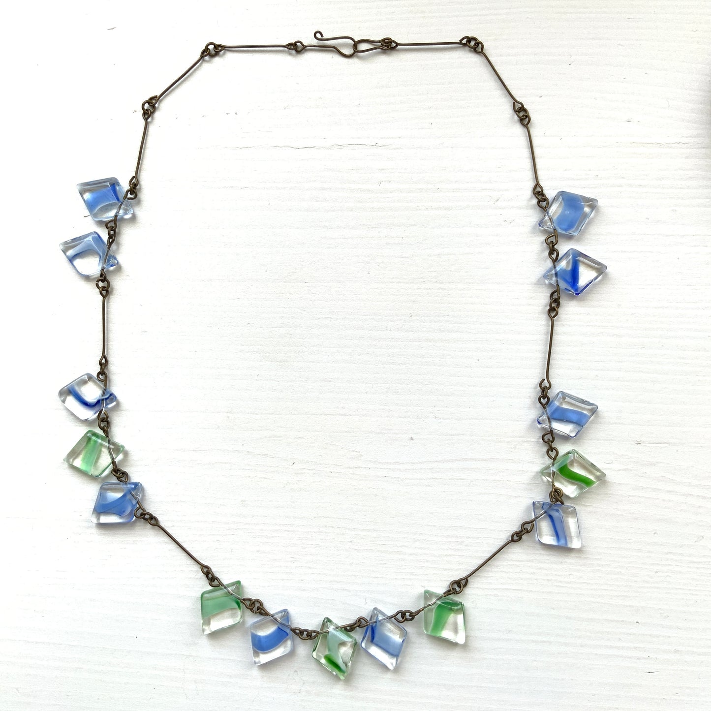 A vintage necklace featuring art glass with blue and green accents. ブルーとグリーンのカラーが入ったアートグラスのヴィンテージネックレス。
