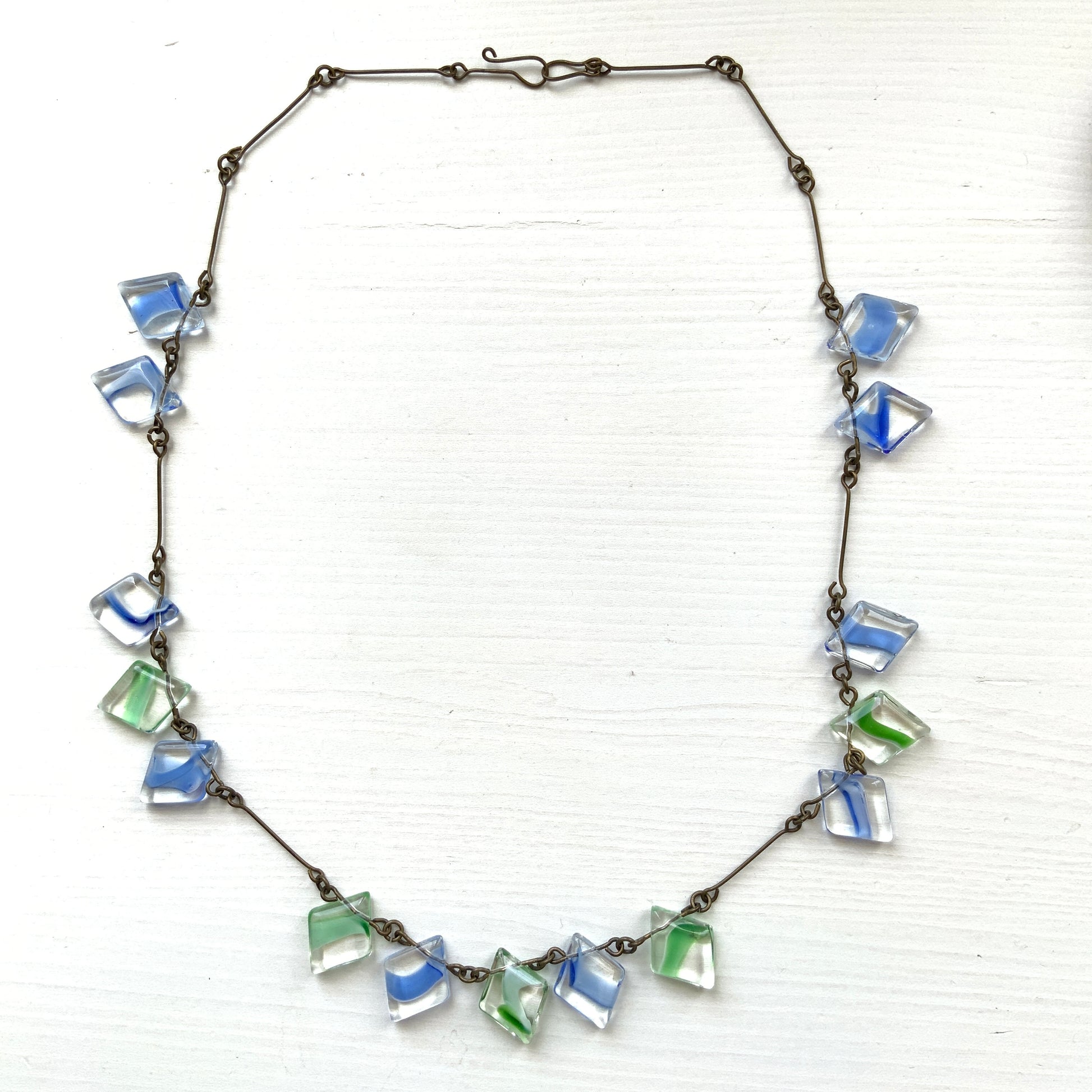 A vintage necklace featuring art glass with blue and green accents. ブルーとグリーンのカラーが入ったアートグラスのヴィンテージネックレス。