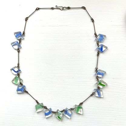 A vintage necklace featuring art glass with blue and green accents. ブルーとグリーンのカラーが入ったアートグラスのヴィンテージネックレス。