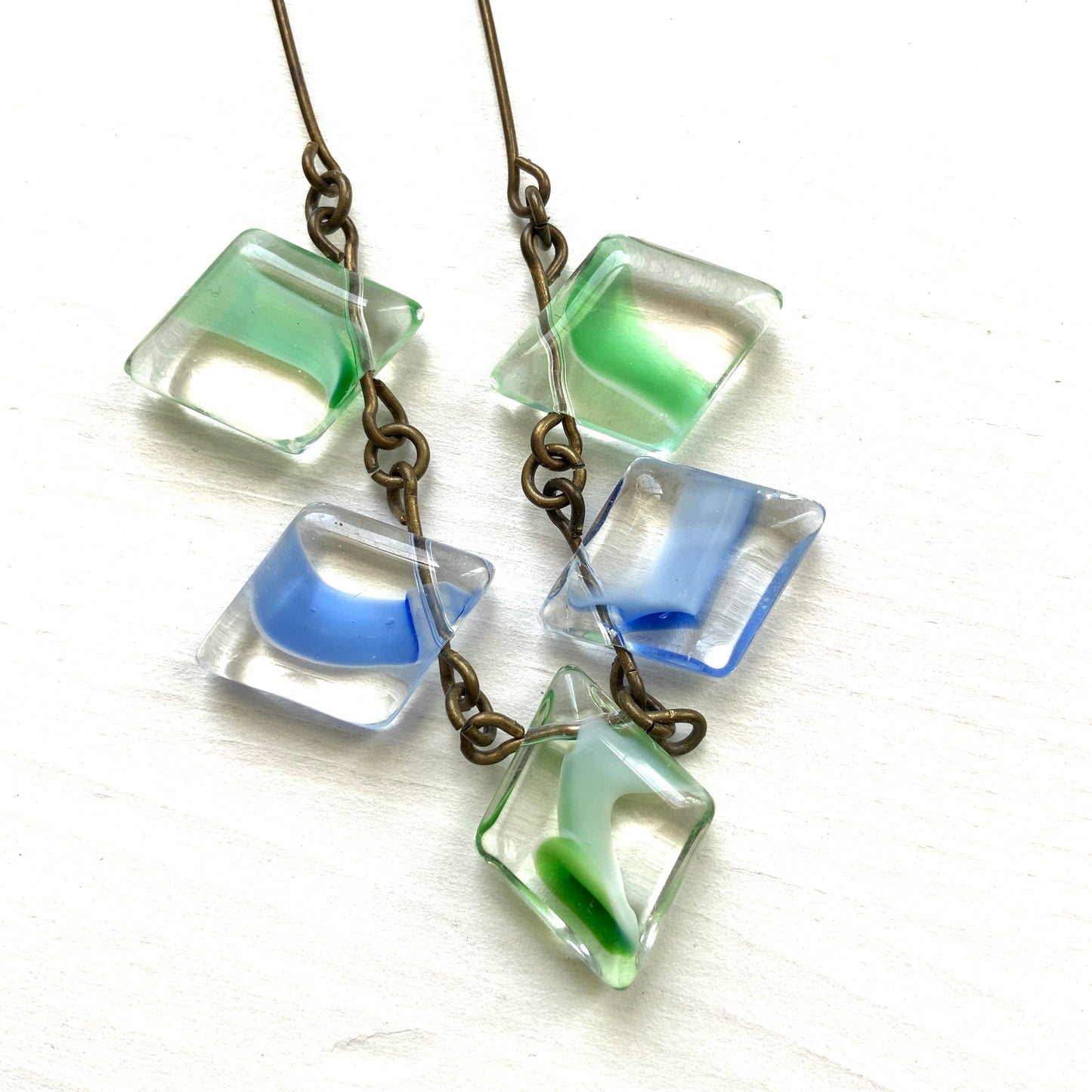 A vintage necklace featuring art glass with blue and green accents. ブルーとグリーンのカラーが入ったアートグラスのヴィンテージネックレス。