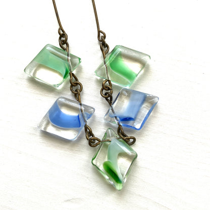 A vintage necklace featuring art glass with blue and green accents. ブルーとグリーンのカラーが入ったアートグラスのヴィンテージネックレス。
