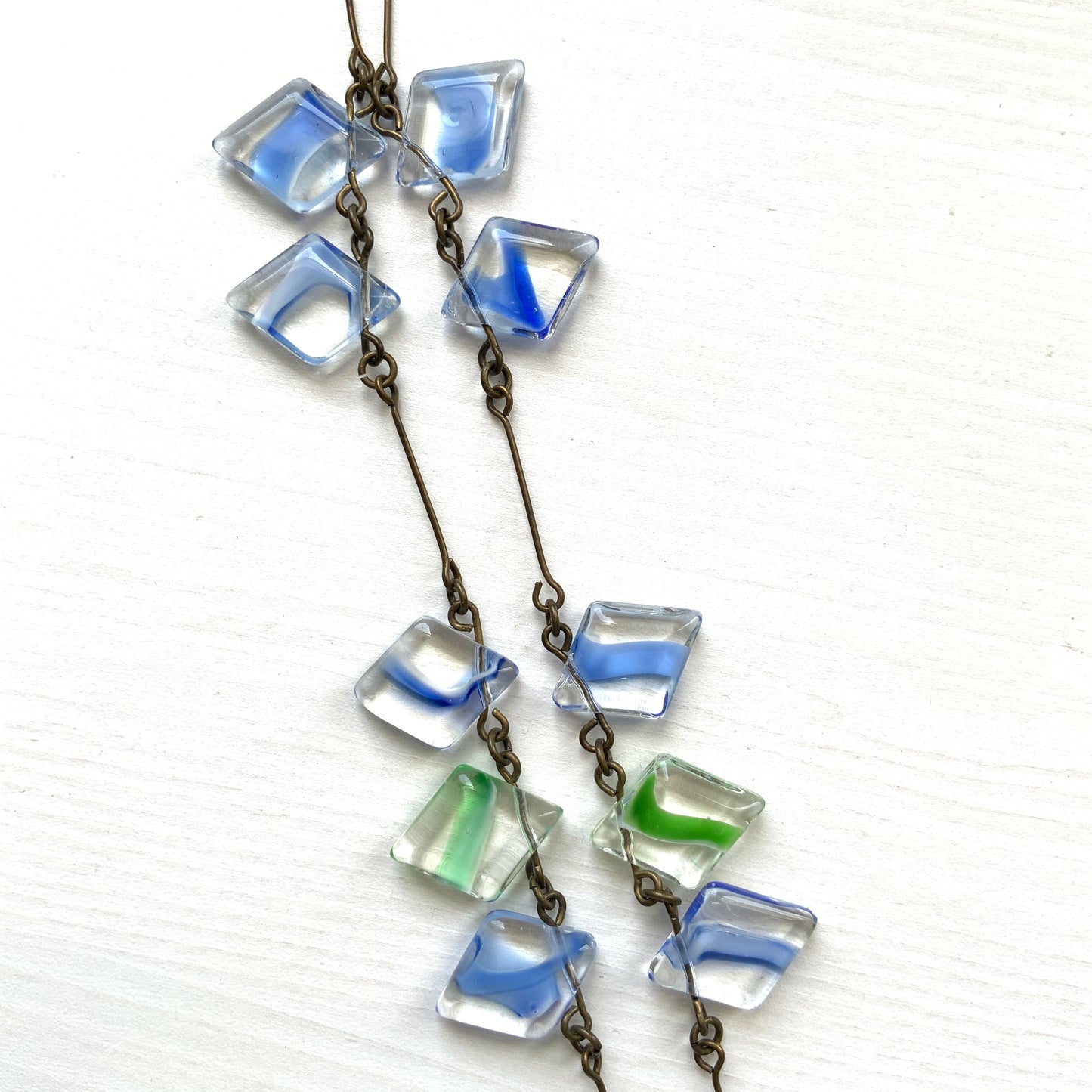 A vintage necklace featuring art glass with blue and green accents. ブルーとグリーンのカラーが入ったアートグラスのヴィンテージネックレス。