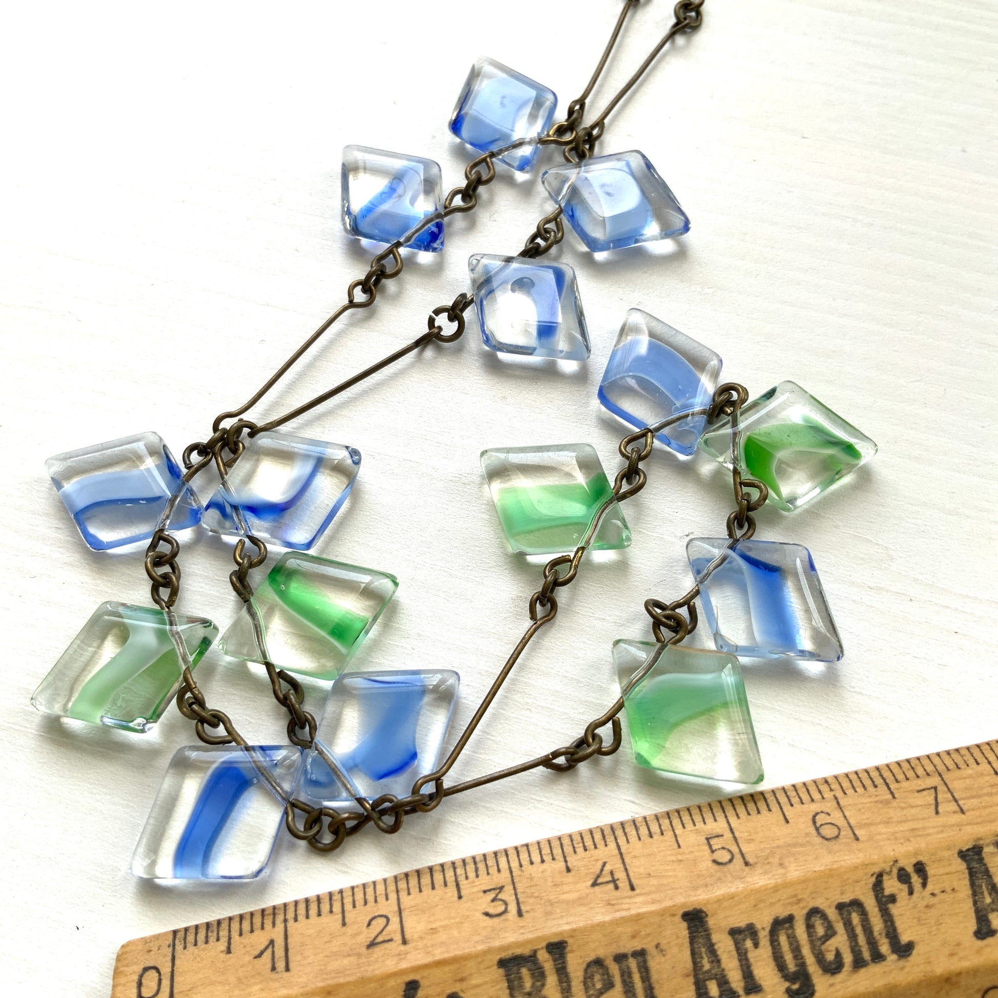A vintage necklace featuring art glass with blue and green accents. ブルーとグリーンのカラーが入ったアートグラスのヴィンテージネックレス。