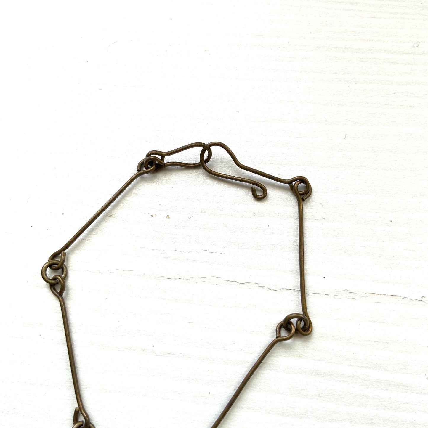 A vintage necklace featuring art glass with blue and green accents. ブルーとグリーンのカラーが入ったアートグラスのヴィンテージネックレス。