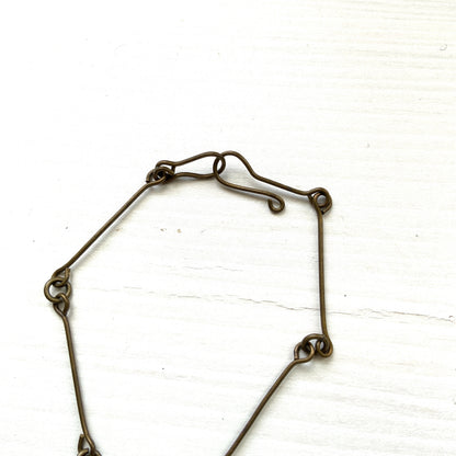 A vintage necklace featuring art glass with blue and green accents. ブルーとグリーンのカラーが入ったアートグラスのヴィンテージネックレス。