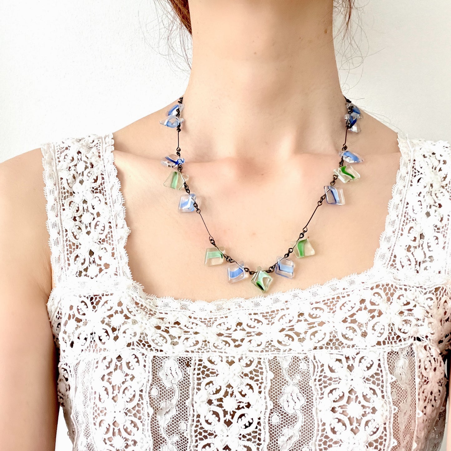 A vintage necklace featuring art glass with blue and green accents. ブルーとグリーンのカラーが入ったアートグラスのヴィンテージネックレス。