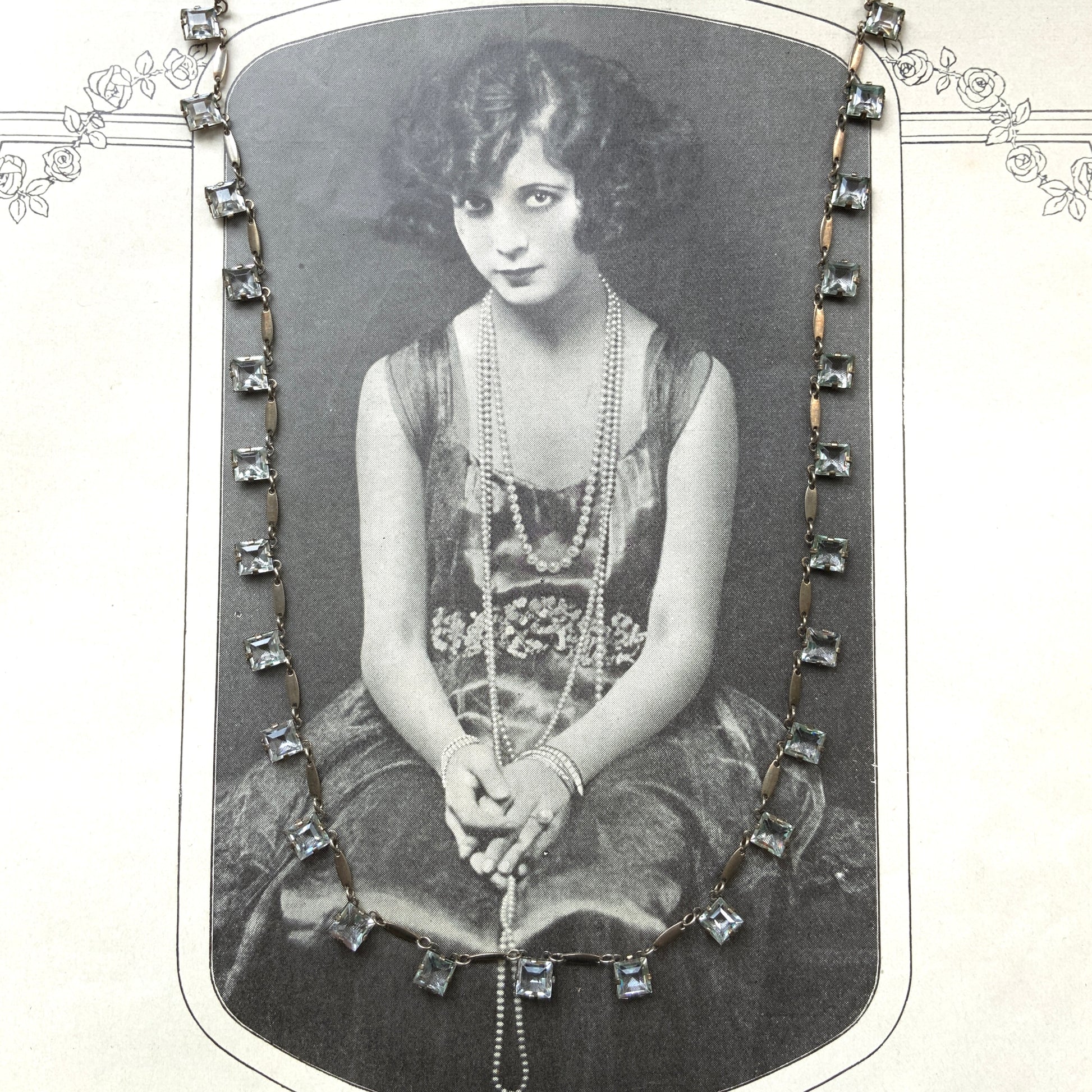 A classic Art Deco silver necklace set with square-cut clear glass stones. クラシックなスクエアカットのクリアグラスが並ぶ、アールデコのシルバーネックレス。