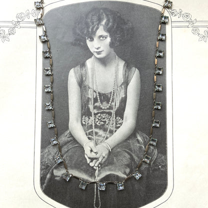 A classic Art Deco silver necklace set with square-cut clear glass stones. クラシックなスクエアカットのクリアグラスが並ぶ、アールデコのシルバーネックレス。