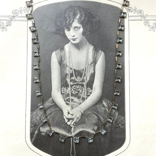 A classic Art Deco silver necklace set with square-cut clear glass stones. クラシックなスクエアカットのクリアグラスが並ぶ、アールデコのシルバーネックレス。