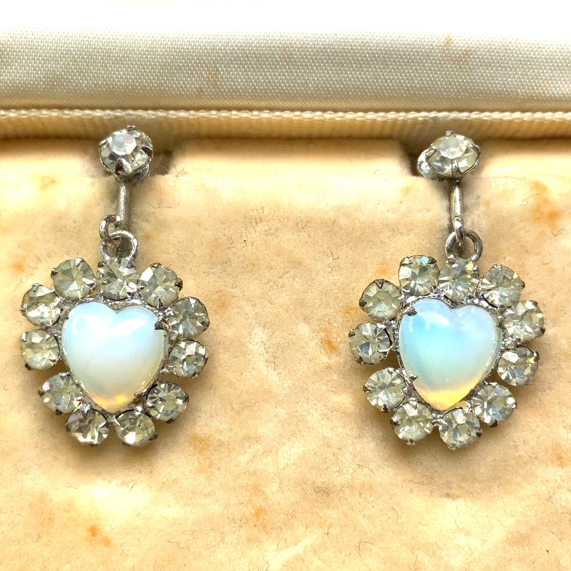 VINTAGE 1950s Opaline Glass Heart Drop Screw Back Earrings　ヴィンテージ　1950年代　オパリングラス　ハートイヤリング