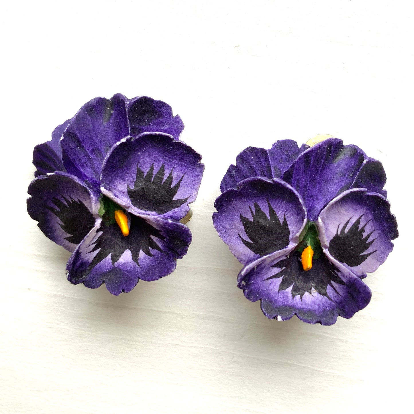 VINTAGE 1950s Plastic Pansy Clip on Earrings