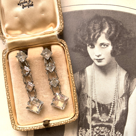 Screw-back earrings featuring clear diamond-shaped glass drops.クリアのダイヤ型グラスが揺れる、スクリューイヤリング。 