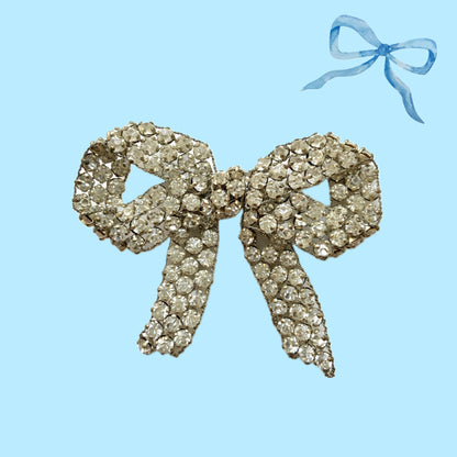 A wire bow brooch set with clear rhinestones. ラインストーンがあしらわれたワイヤーリボンのブローチ。