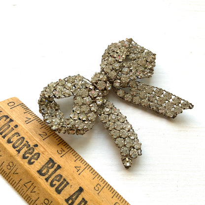 A wire bow brooch set with clear rhinestones. ラインストーンがあしらわれたワイヤーリボンのブローチ。