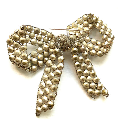 A wire bow brooch set with clear rhinestones. ラインストーンがあしらわれたワイヤーリボンのブローチ。