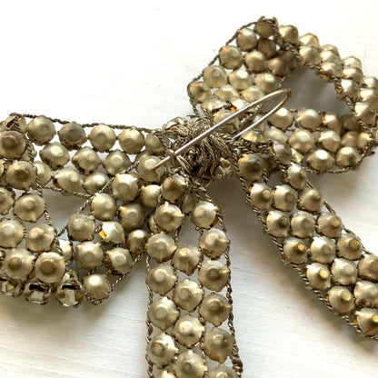 A wire bow brooch set with clear rhinestones. ラインストーンがあしらわれたワイヤーリボンのブローチ。